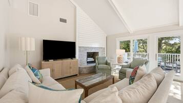 House, 6 Bedrooms | Living area