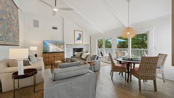 House, 6 Bedrooms | Living area