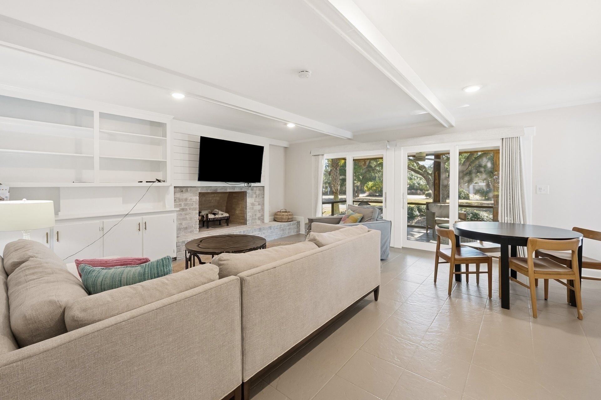 House, 6 Bedrooms | Living area