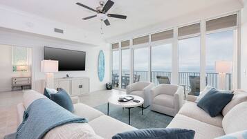 Condo, 3 Bedrooms | Ruang tamu