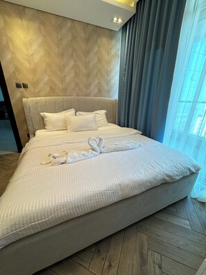 1 bedroom, iron/ironing board, WiFi, bed sheets - Golden Bay: Sea & City Escape (Manama)
