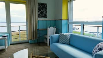 Habitación individual superior, balcón, vista al mar | Área de sala de estar