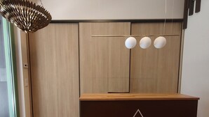Un comptoir d’accueil orné du logo de « Mouritz rooms » et surmonté d’un luminaire moderne.