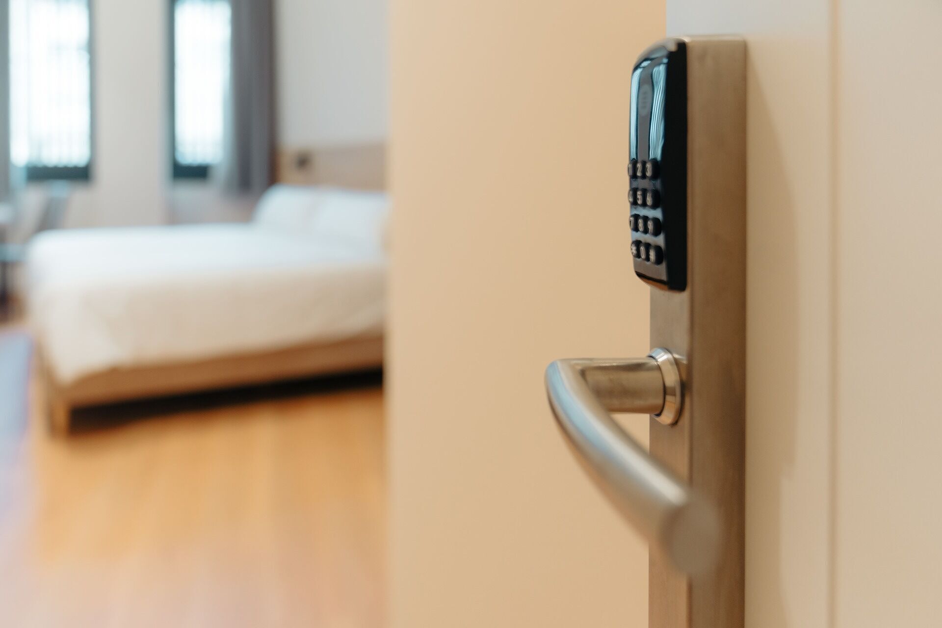 Una puerta con cerradura electrónica.