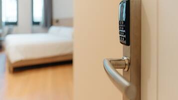 Una puerta con cerradura electrónica.
