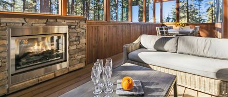 TV connectée, cheminée, lecteur de DVD, baby-foot