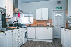 Microwave, oven, stovetop, dishwasher - Humble Home NE - Short & Long stay or Contractors 1 (Gateshead)