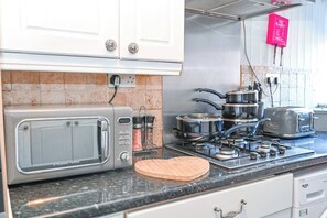 Een magnetron, een oven, een kookplaat, een vaatwasser