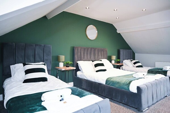 3 bedrooms, iron/ironing board, WiFi, bed sheets - Humble Home NE - Short & Long stay or Contractors 1 (Gateshead)