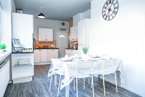 Een magnetron, een oven, een vaatwasser
