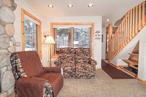 スマートテレビ、暖炉、DVD プレーヤー