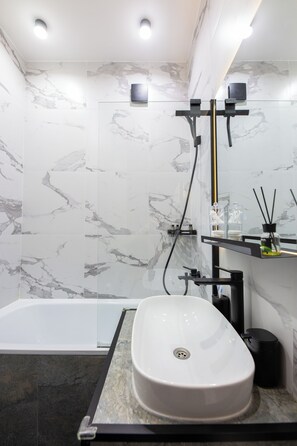 Unclassified image, 4 of 25, button