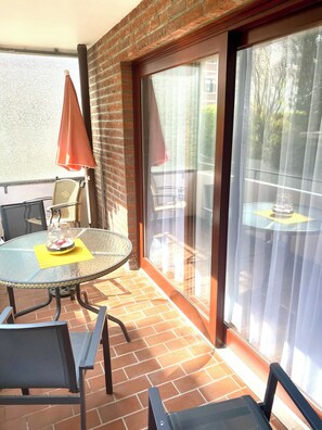 Outdoor dining - Apartment with 4 beds, south-facing balcony, underground parking space near the beach  (Scharbeutz)