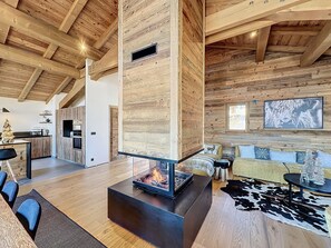 Een televisie, een open haard en boeken