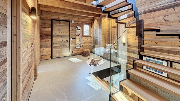 A modern interior with wooden paneling, a glass staircase, and a minimalist design. - Chalet Combloran Mont Blanc view (Combloux)