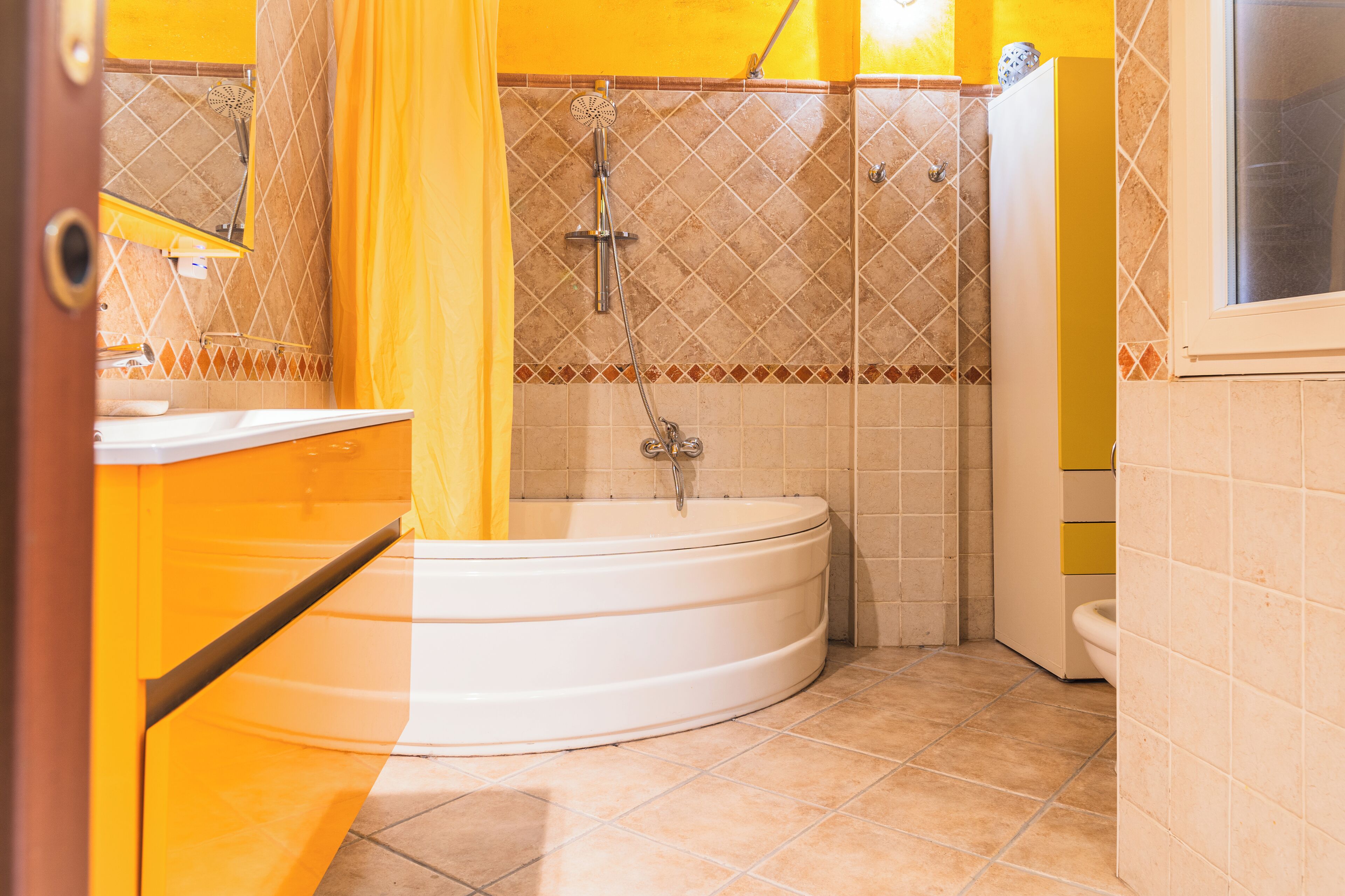 Haartrockner, Bidet, Handtücher, Seife