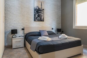 2 soverom, skrivebord, strykejern/-brett og wi-fi (inkludert)