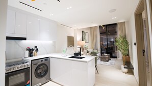 Private kitchen - Easygo- Stylish 1bdr Binghatti Corner (Dubai)