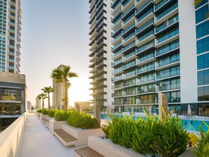 Outdoor pool - Easygo- Stylish 1bdr Binghatti Corner (Dubai)