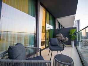 Balcony - Easygo- Stylish 1bdr Binghatti Corner (Dubai)