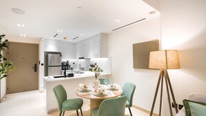 In-room dining - Easygo- Stylish 1bdr Binghatti Corner (Dubai)