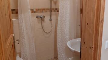 Bruser, hårtørrer, Sæbe, Toiletpapir