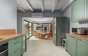 Jääkaappi, mikroaaltouuni, uuni, liesi