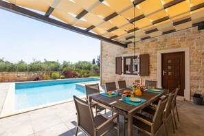 Outdoor dining - Villa Rova (Vošteni)