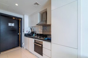 Private kitchen - Urban Chic Studio, Perfect for a Romantic Getaway, with Jacuzzi in Business Bay. (Dubai)