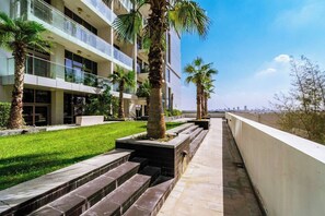 Terrace/patio - Urban Chic Studio, Perfect for a Romantic Getaway, with Jacuzzi in Business Bay. (Dubai)