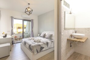6 bedrooms, desk, WiFi, bed sheets