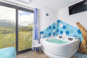 6 bedrooms, desk, WiFi, bed sheets - Designer villa with pool, wine bar and jacuzzi 30 min from the sea (Lula)