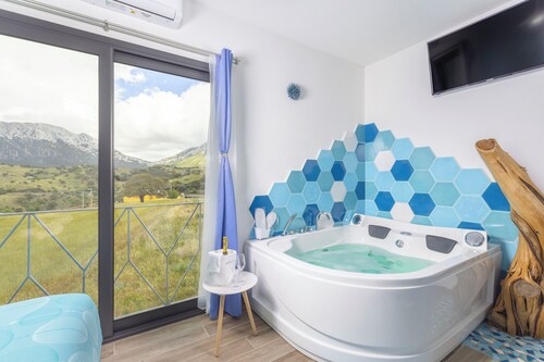 Designer villa with pool, wine bar and jacuzzi 30 min from the sea