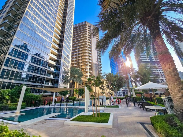 Outdoor pool - Easygo- Luxury 1bdr South Ridge Downtown (Dubai)