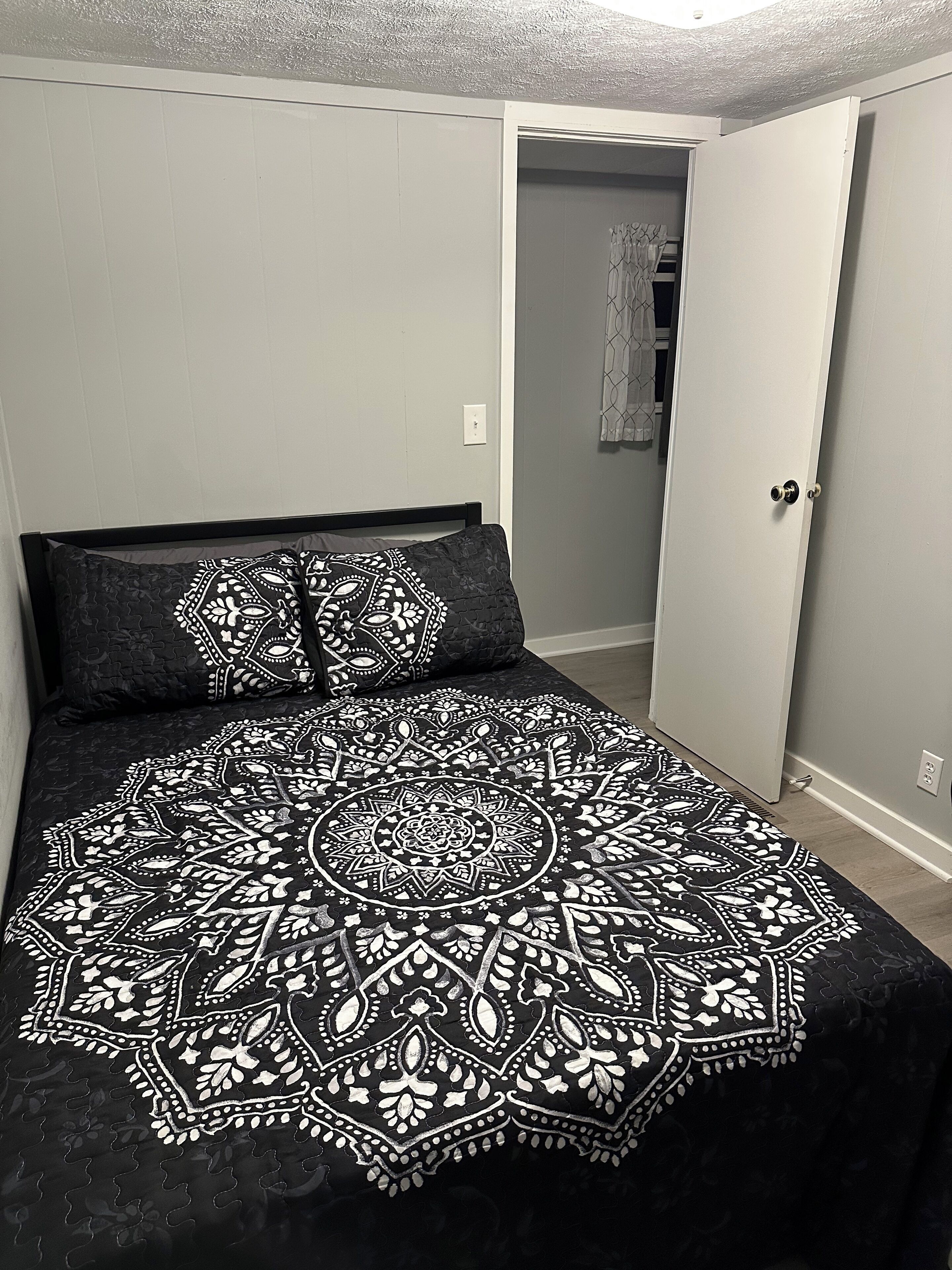 3 bedrooms, desk, travel crib, WiFi