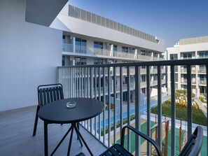 Estudi, accés a la piscina | Balcó