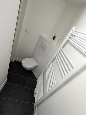 Dusj, håndklær, såpe og toalettpapir