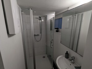 Douche, serviettes fournies, savon, papier de toilette