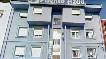 Vista frontal de la propiedad