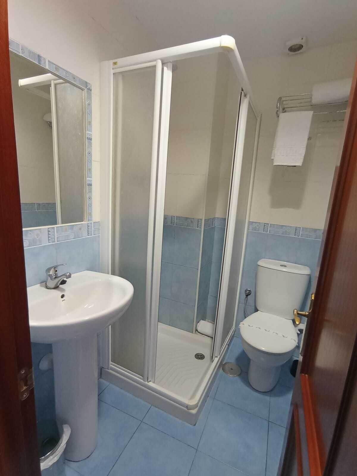 Singola Basic | Bagno | Asciugacapelli, asciugamani, sapone, shampoo
