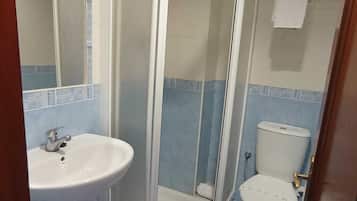 Singola Basic | Bagno | Asciugacapelli, asciugamani, sapone, shampoo