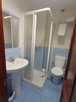 Quarto solteiro básico | Banheiro | Secador de cabelo, toalhas de banho, sabonete, shampoo