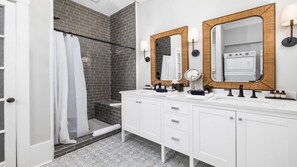 Douche, sèche-cheveux, serviettes fournies