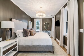 6 bedrooms, desk, iron/ironing board, free WiFi