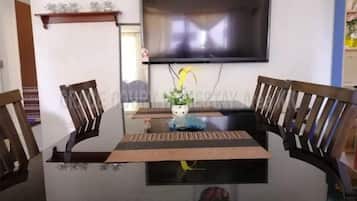 Apartament tradicional | Zona de menjador de l'habitació
