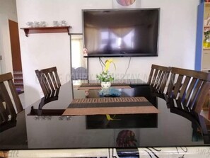 Traditional Apartment | In-room dining