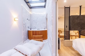 Suite Deluxe, planta baja | Área de sala de estar | Smart TV de 43 pulgadas con canales digitales