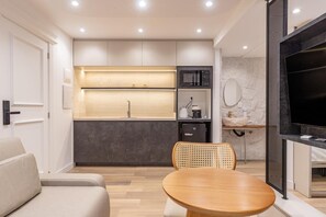 Deluxe-suite - stueetage | Privat køkken | Minikøleskab, mikrobølgeovn, kogeplade, espressomaskine