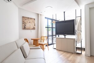 Suite – premium | Oppholdsområde | En 43-tommers smart-TV med digitale kanaler