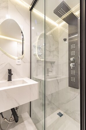 Jetted tub, hydromassage showerhead, free toiletries, hair dryer - UP Hotel Boutique (Bombinhas)